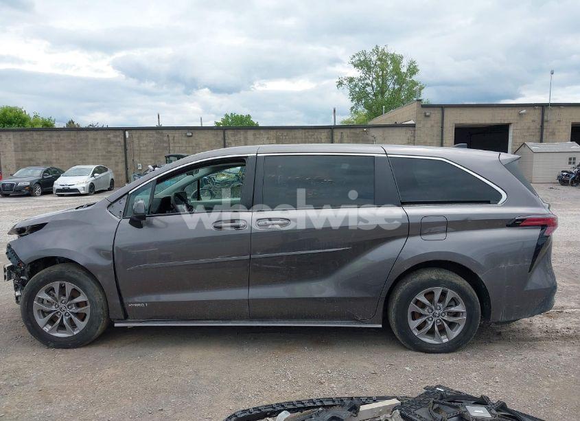 Photo 15 of 2021 Toyota Sienna LE (VIN 5TDKRKEC9MS034194)