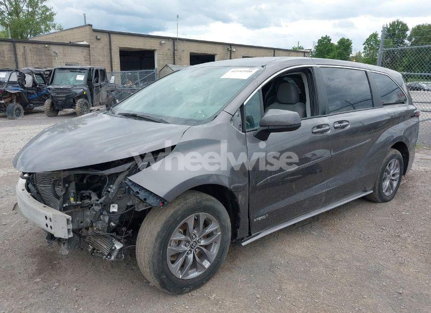 Photo 2 of 2021 Toyota Sienna LE (VIN 5TDKRKEC9MS034194)