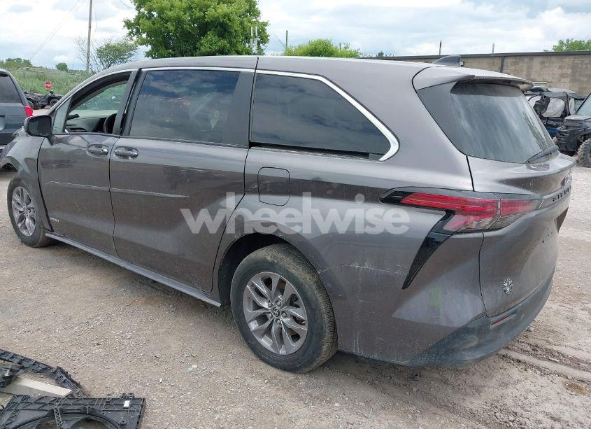 Photo 3 of 2021 Toyota Sienna LE (VIN 5TDKRKEC9MS034194)