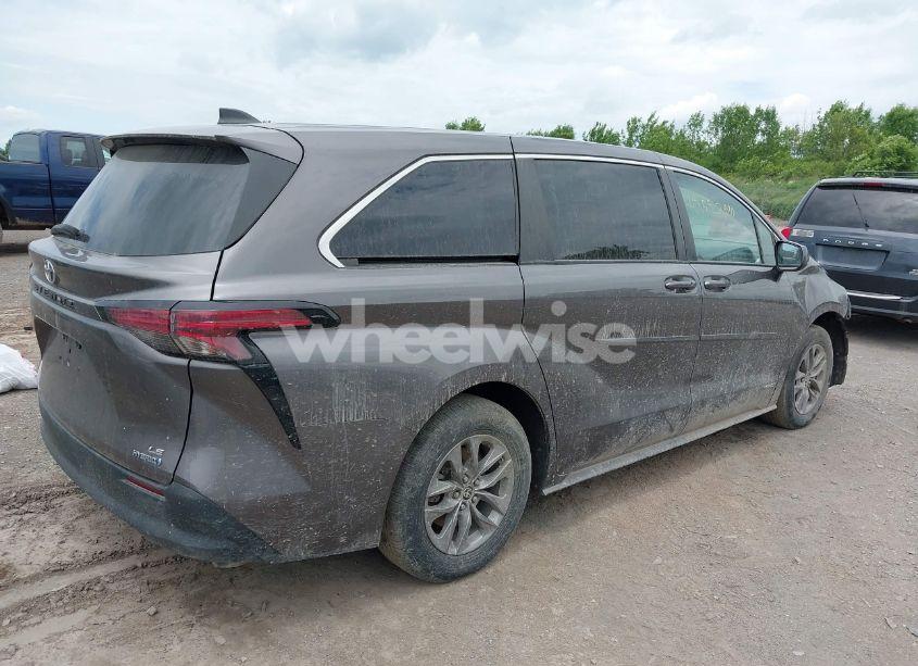 Photo 4 of 2021 Toyota Sienna LE (VIN 5TDKRKEC9MS034194)