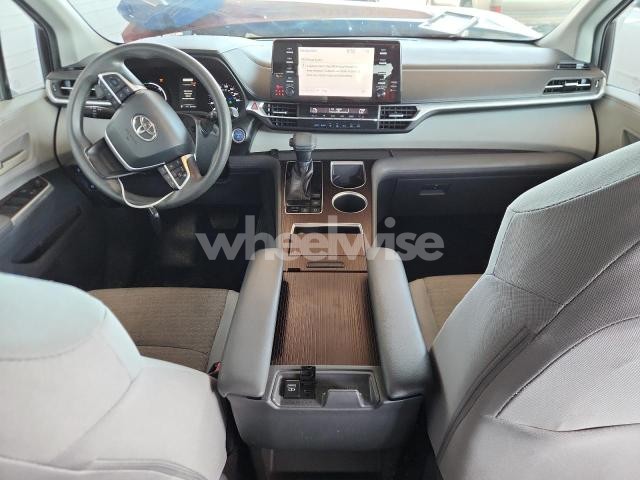 Photo 4 of 2021 TOYOTA SIENNA LE (VIN 5TDKRKEC9MS035359)