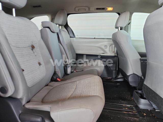 Photo 6 of 2021 TOYOTA SIENNA LE (VIN 5TDKRKEC9MS035359)
