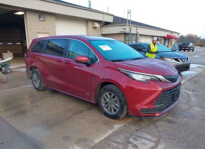 2021 Toyota Sienna LE (VIN 5TDKRKEC9MS043252) main photo