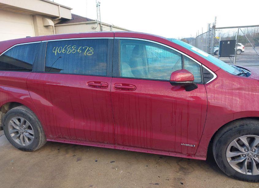 Photo 14 of 2021 Toyota Sienna LE (VIN 5TDKRKEC9MS043252)