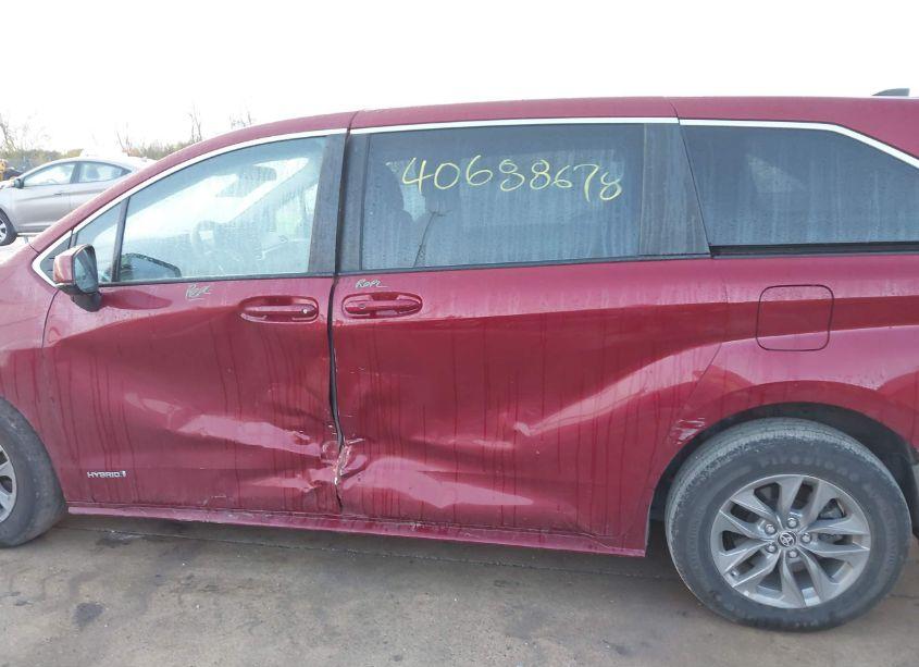 Photo 15 of 2021 Toyota Sienna LE (VIN 5TDKRKEC9MS043252)