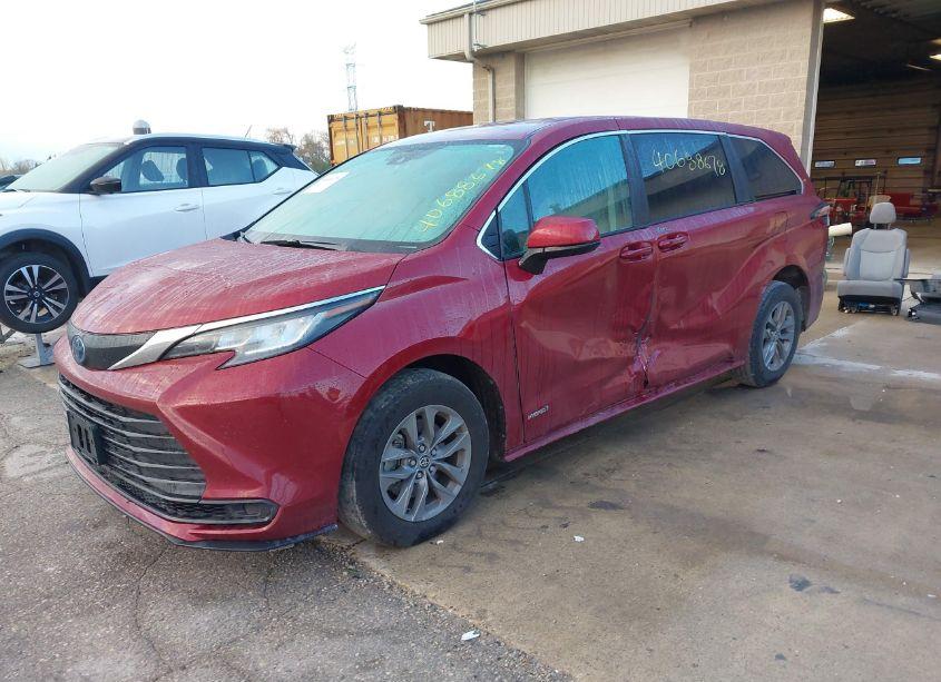 Photo 2 of 2021 Toyota Sienna LE (VIN 5TDKRKEC9MS043252)