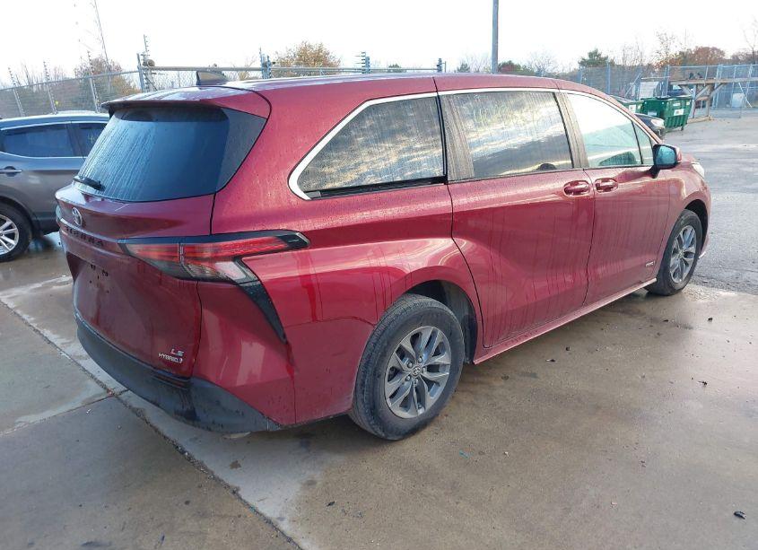 Photo 4 of 2021 Toyota Sienna LE (VIN 5TDKRKEC9MS043252)