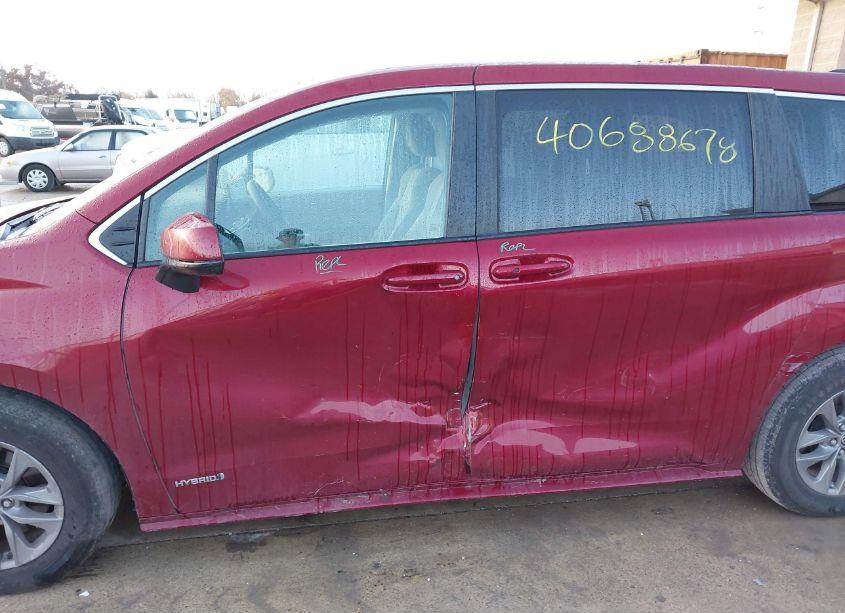 Photo 6 of 2021 Toyota Sienna LE (VIN 5TDKRKEC9MS043252)