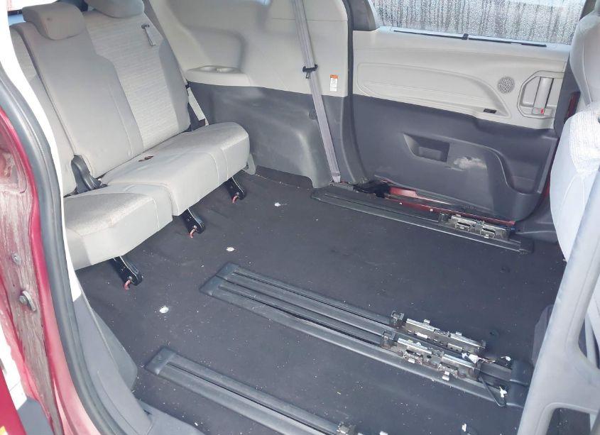 Photo 8 of 2021 Toyota Sienna LE (VIN 5TDKRKEC9MS043252)