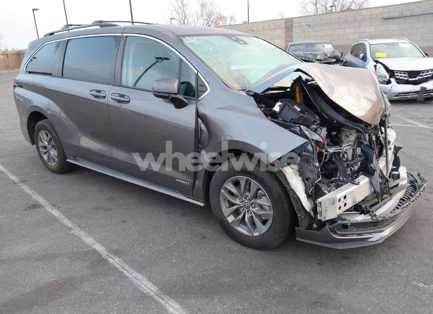 2021 Toyota Sienna LE (VIN 5TDKRKEC9MS062240) main photo