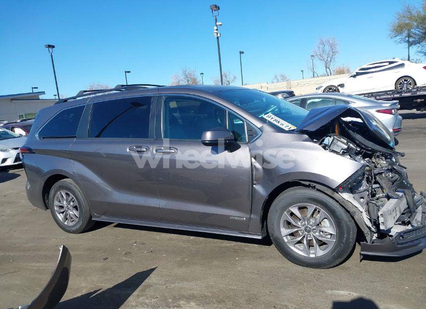 Photo 14 of 2021 Toyota Sienna LE (VIN 5TDKRKEC9MS062240)