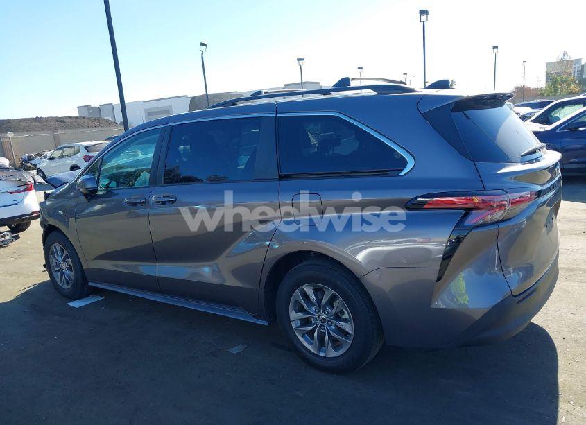 Photo 15 of 2021 Toyota Sienna LE (VIN 5TDKRKEC9MS062240)