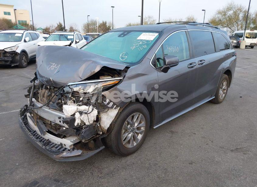 Photo 2 of 2021 Toyota Sienna LE (VIN 5TDKRKEC9MS062240)