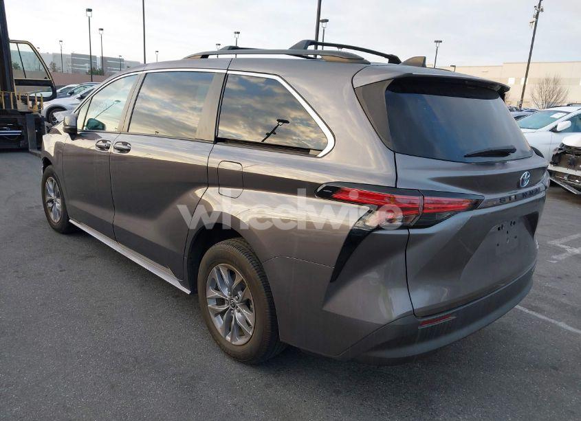 Photo 3 of 2021 Toyota Sienna LE (VIN 5TDKRKEC9MS062240)