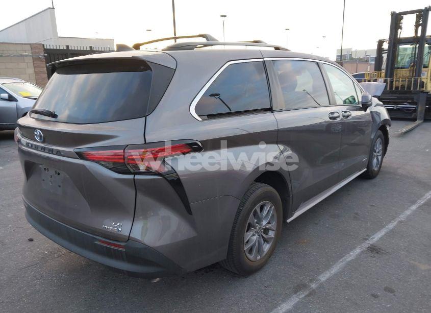 Photo 4 of 2021 Toyota Sienna LE (VIN 5TDKRKEC9MS062240)
