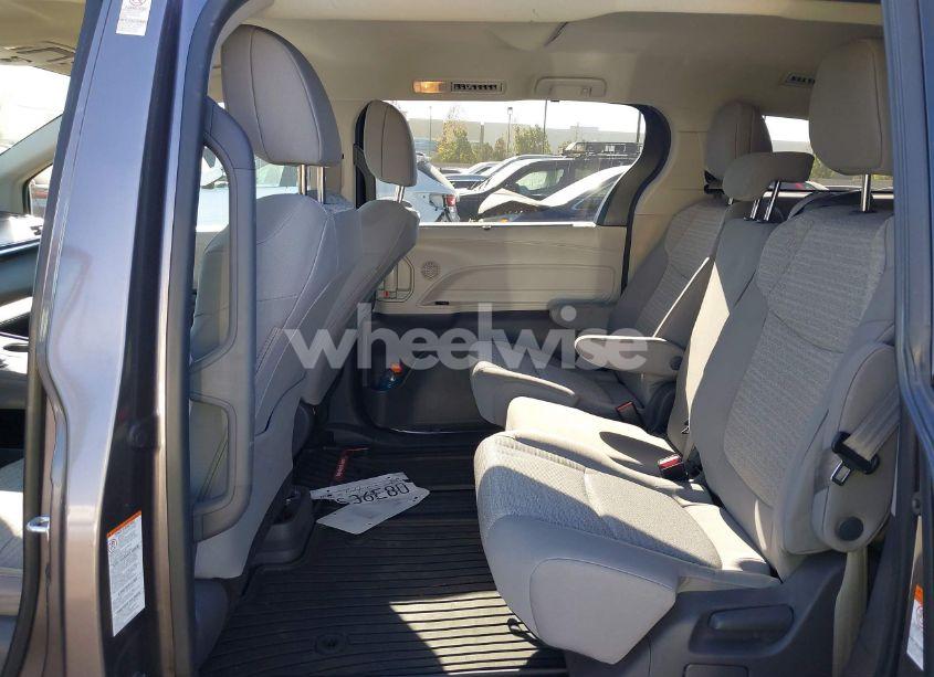Photo 8 of 2021 Toyota Sienna LE (VIN 5TDKRKEC9MS062240)