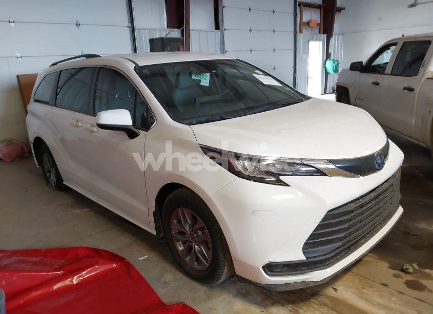 2022 Toyota Sienna LE (VIN 5TDKRKEC9NS110045) main photo