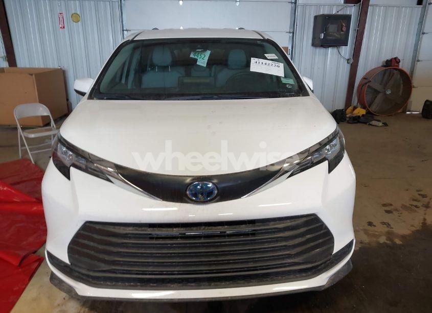 Photo 13 of 2022 Toyota Sienna LE (VIN 5TDKRKEC9NS110045)