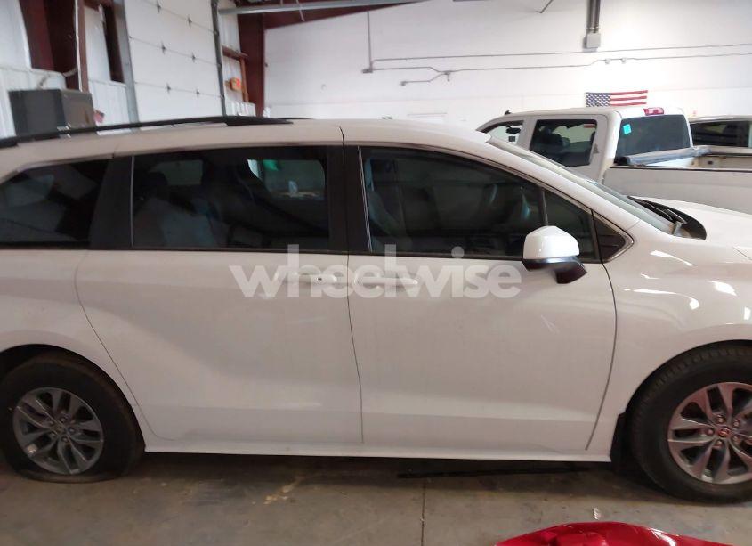 Photo 14 of 2022 Toyota Sienna LE (VIN 5TDKRKEC9NS110045)