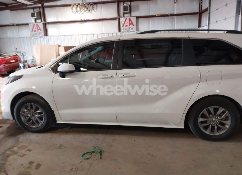 Photo 15 of 2022 Toyota Sienna LE (VIN 5TDKRKEC9NS110045)