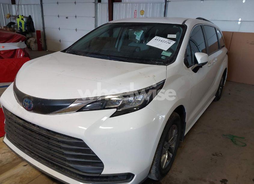 Photo 2 of 2022 Toyota Sienna LE (VIN 5TDKRKEC9NS110045)