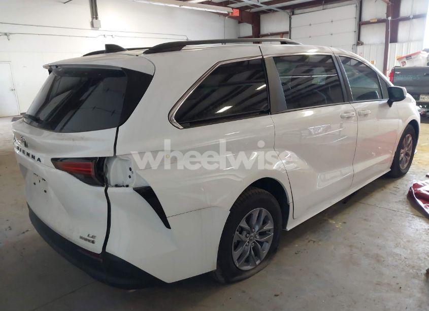 Photo 4 of 2022 Toyota Sienna LE (VIN 5TDKRKEC9NS110045)