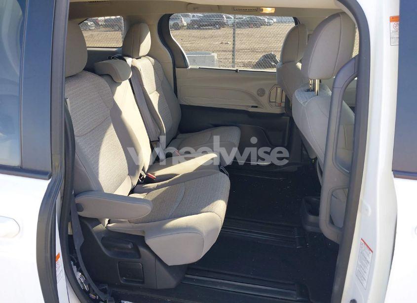 Photo 8 of 2022 Toyota Sienna LE (VIN 5TDKRKEC9NS110045)