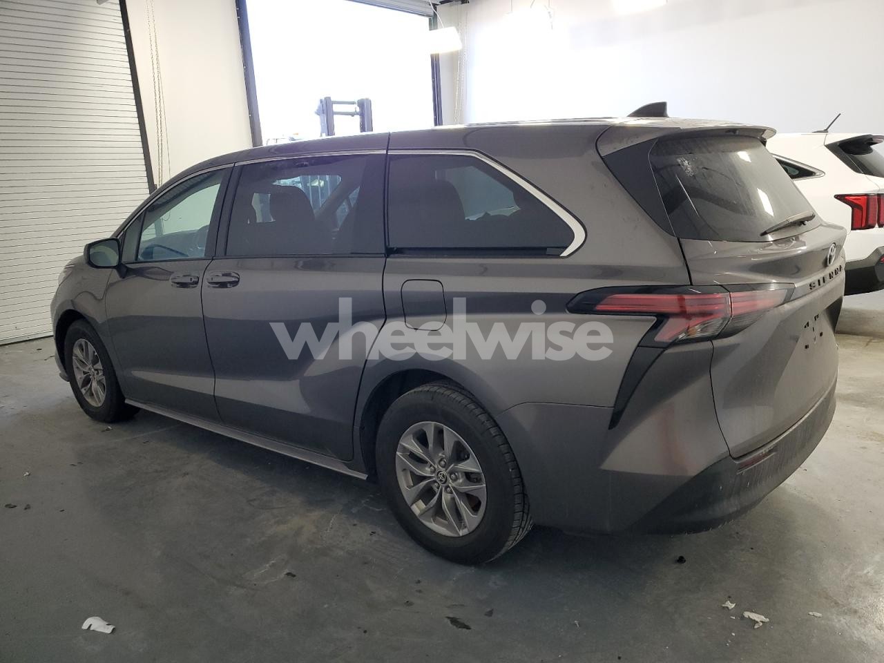 Photo 2 of 2022 TOYOTA SIENNA LE (VIN 5TDKRKEC9NS116833)