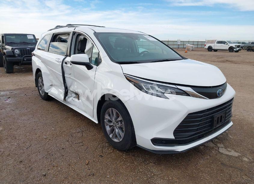 2022 Toyota Sienna LE (VIN 5TDKRKEC9NS130036) main photo