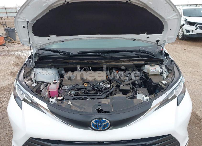 Photo 10 of 2022 Toyota Sienna LE (VIN 5TDKRKEC9NS130036)