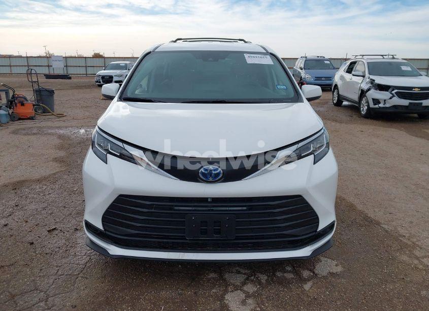 Photo 11 of 2022 Toyota Sienna LE (VIN 5TDKRKEC9NS130036)