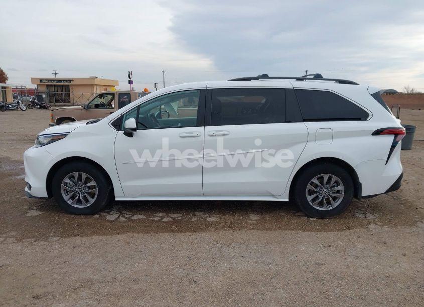 Photo 13 of 2022 Toyota Sienna LE (VIN 5TDKRKEC9NS130036)