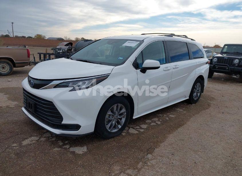 Photo 2 of 2022 Toyota Sienna LE (VIN 5TDKRKEC9NS130036)