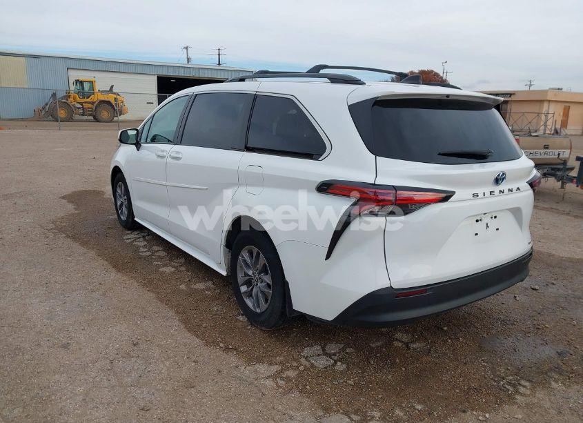 Photo 3 of 2022 Toyota Sienna LE (VIN 5TDKRKEC9NS130036)