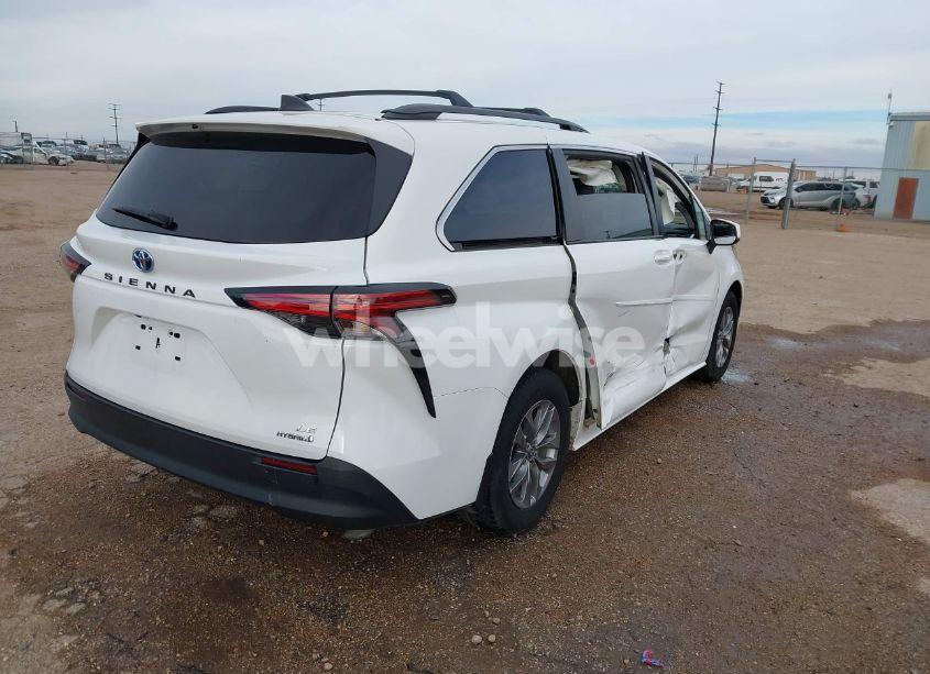 Photo 4 of 2022 Toyota Sienna LE (VIN 5TDKRKEC9NS130036)