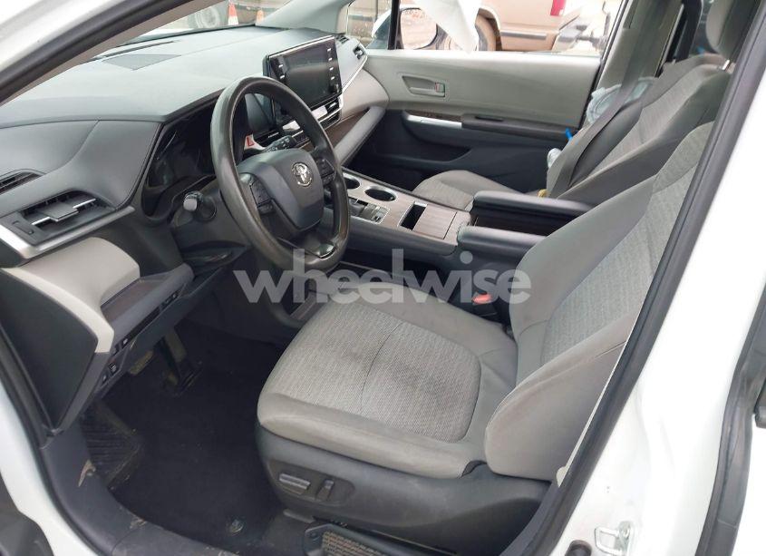 Photo 5 of 2022 Toyota Sienna LE (VIN 5TDKRKEC9NS130036)