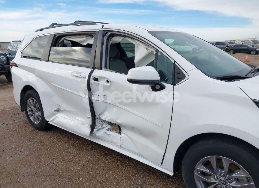 Photo 6 of 2022 Toyota Sienna LE (VIN 5TDKRKEC9NS130036)