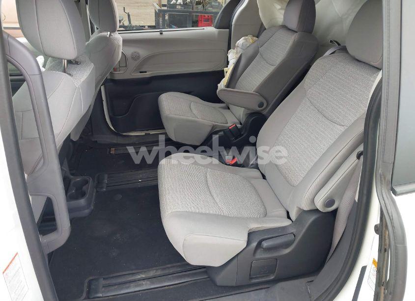 Photo 8 of 2022 Toyota Sienna LE (VIN 5TDKRKEC9NS130036)