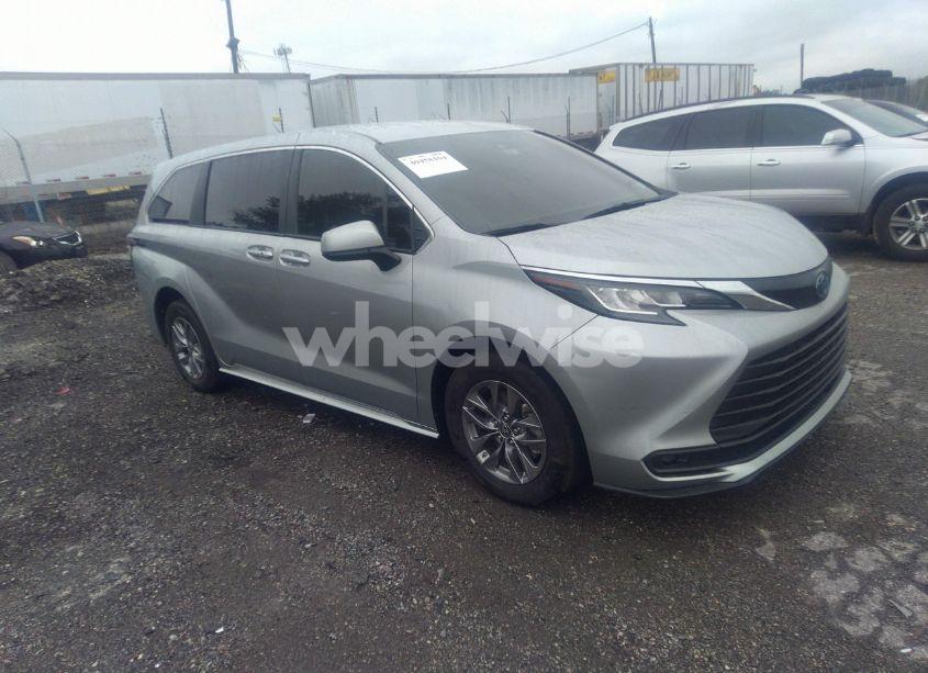 2023 Toyota Sienna LE (VIN 5TDKRKEC9PS173262) main photo