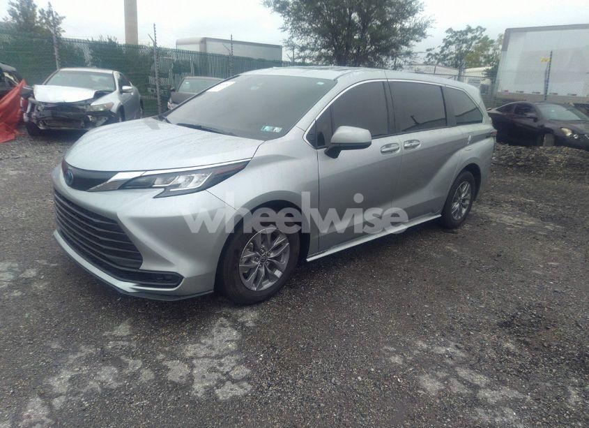 Photo 2 of 2023 Toyota Sienna LE (VIN 5TDKRKEC9PS173262)