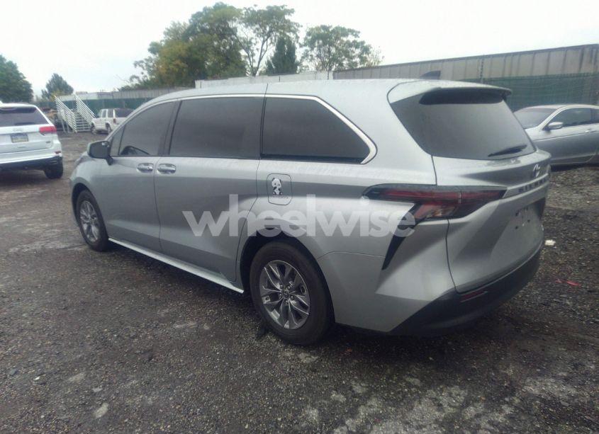 Photo 3 of 2023 Toyota Sienna LE (VIN 5TDKRKEC9PS173262)