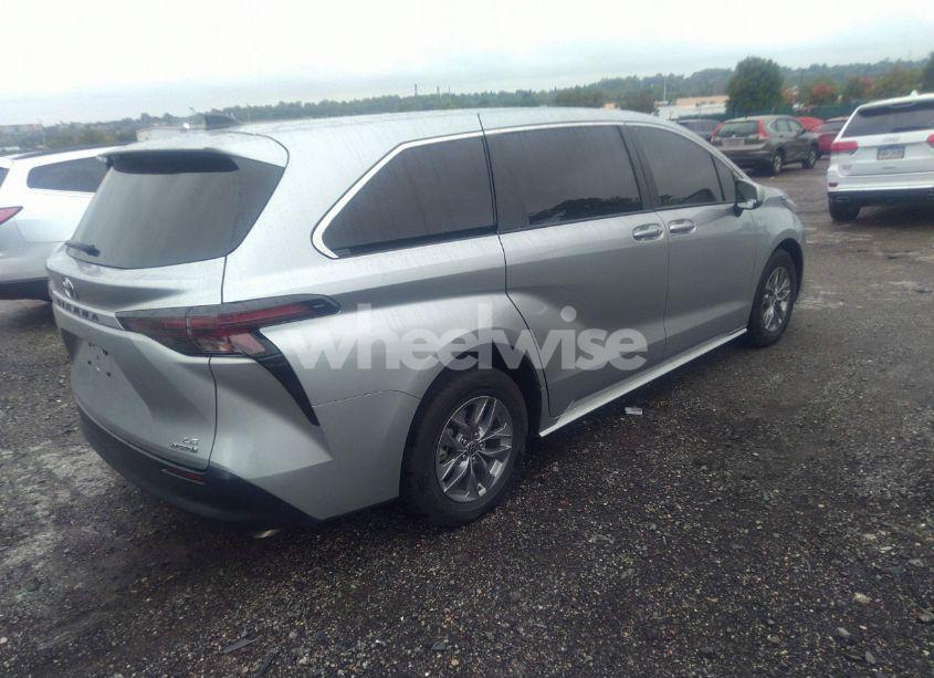Photo 4 of 2023 Toyota Sienna LE (VIN 5TDKRKEC9PS173262)