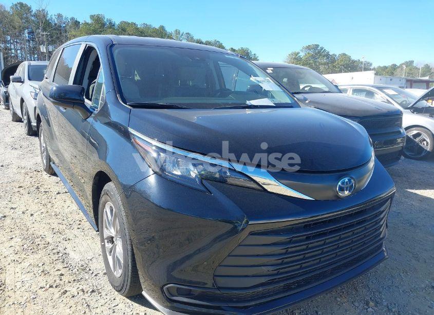 2024 Toyota Sienna LE (VIN 5TDKRKEC9RS185060) main photo