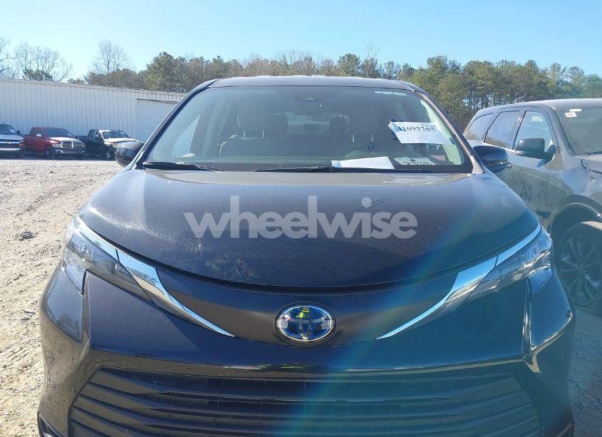 Photo 12 of 2024 Toyota Sienna LE (VIN 5TDKRKEC9RS185060)