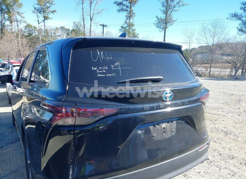 Photo 16 of 2024 Toyota Sienna LE (VIN 5TDKRKEC9RS185060)