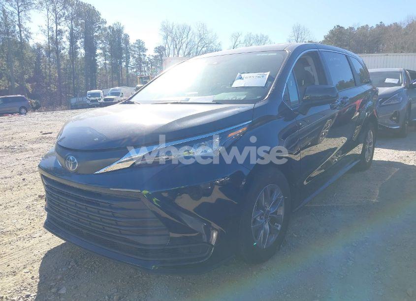 Photo 2 of 2024 Toyota Sienna LE (VIN 5TDKRKEC9RS185060)