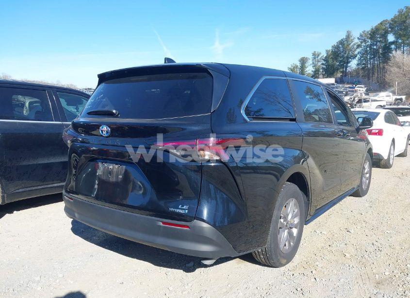 Photo 4 of 2024 Toyota Sienna LE (VIN 5TDKRKEC9RS185060)