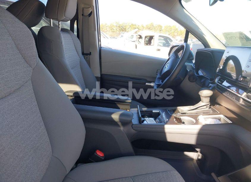 Photo 5 of 2024 Toyota Sienna LE (VIN 5TDKRKEC9RS185060)