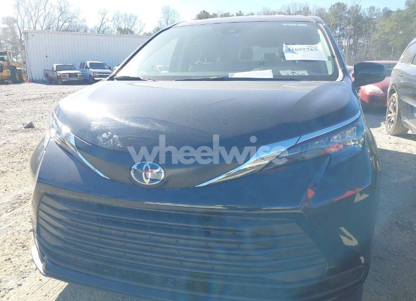 Photo 6 of 2024 Toyota Sienna LE (VIN 5TDKRKEC9RS185060)