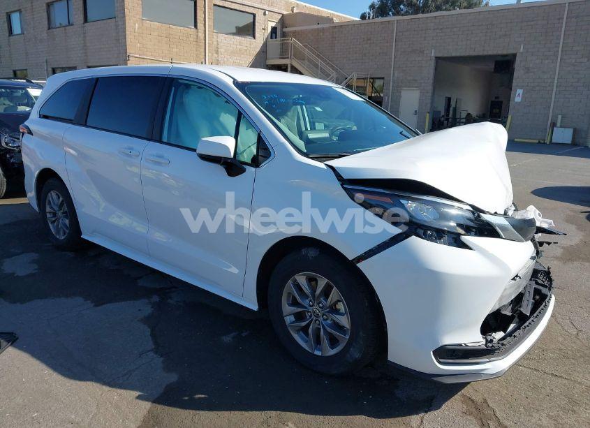 2024 Toyota Sienna LE (VIN 5TDKRKEC9RS214976) main photo